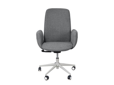 Consigue agilidad con la silla estudio British y su giro total. Tapizado exclusivo para jornadas de trabajo eficientes.