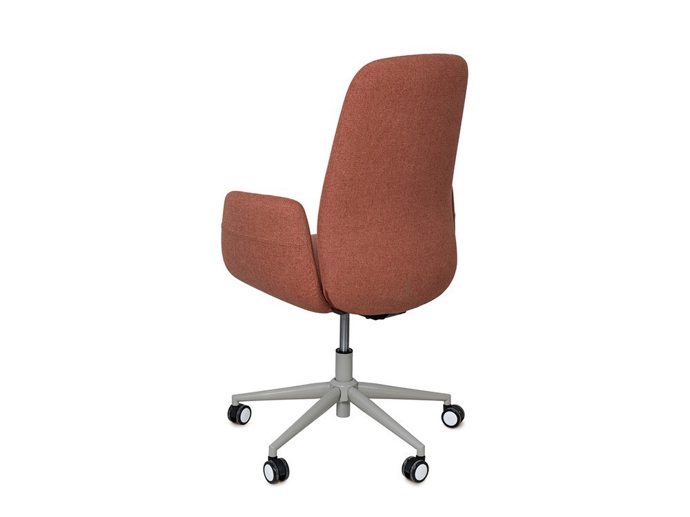 Consigue eficiencia con la silla estudio British y su giro 360. Acceso fluido a toda tu área de trabajo
