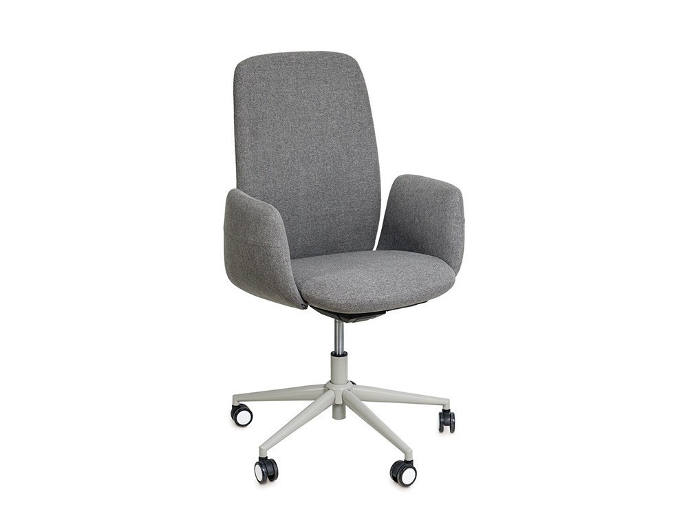 La silla estudio British destaca por su base gris y cuatro acabados. Un diseño ideal para tu espacio Seismil Studio.