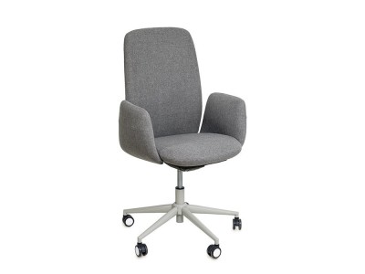 La silla estudio British destaca por su base gris y cuatro acabados. Un diseño ideal para tu espacio Seismil Studio.
