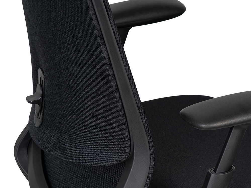El asiento tapizado de la silla estudio Lancaster ofrece gran confort. Elige entre sus tres acabados llenos de estilo.