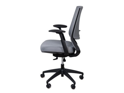 La silla estudio Lancaster destaca por su soporte lumbar adaptable. Somcasa diseña piezas funcionales para tu oficina.