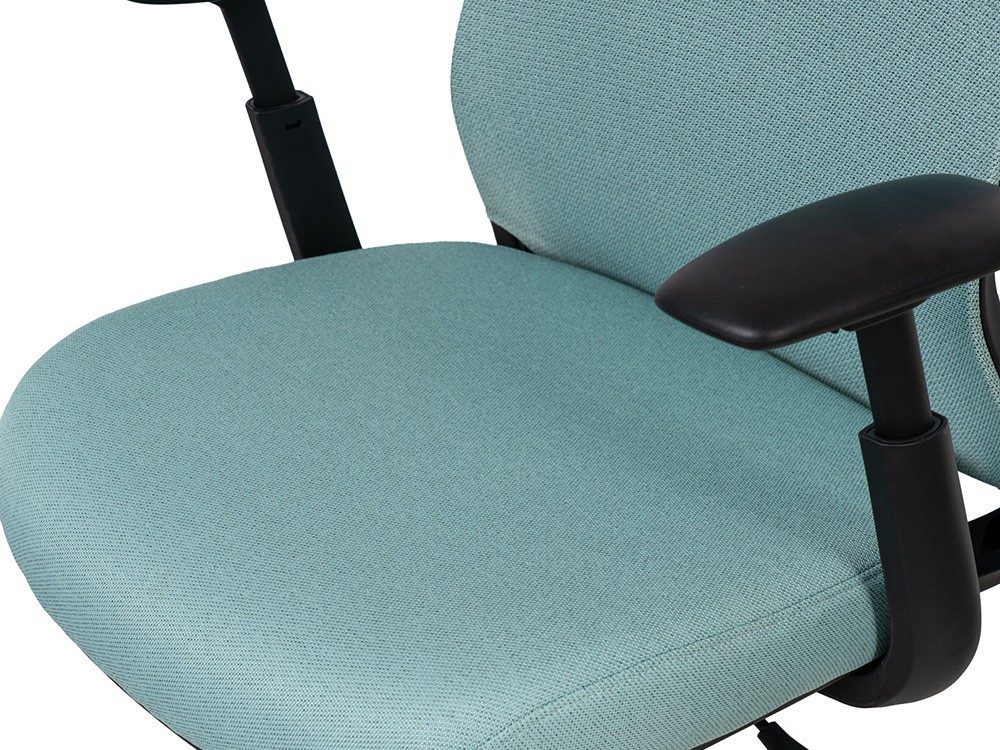 Elige la silla de oficina Lancaster: brazos 4D y giro fluido. Somcasa redefine tu descanso en el despacho con calidad.