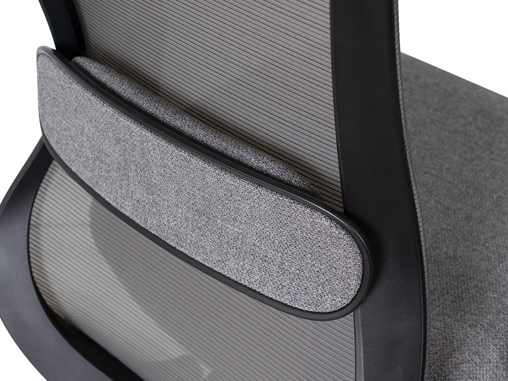 La silla estudio Rotterdam permite regular el asiento horizontalmente. Somcasa diseña piezas ergonómicas de calidad.
