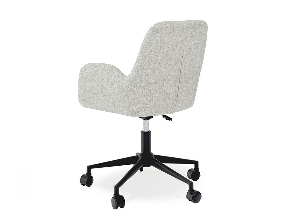 Redefine tu despacho con la silla Irvine. Su tapizado acolchado garantiza un descanso superior y confort en largas tareas.