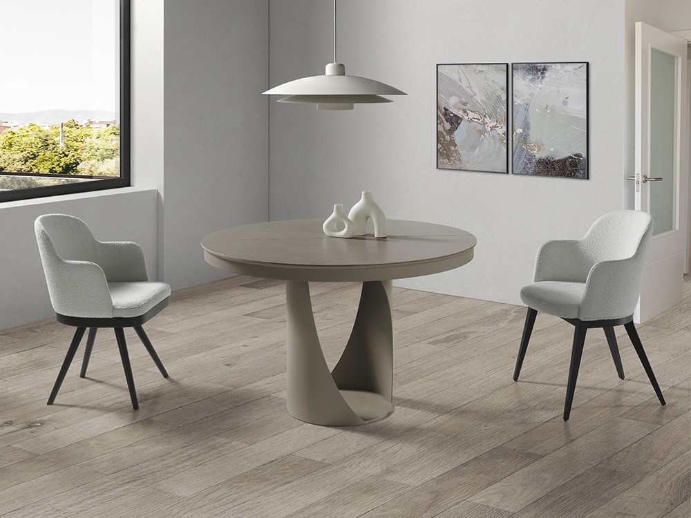 Esta mesa redonda extensible Frida de Indesan une sobre porcelánico y base de acero. Un diseño top en Seismil Studio