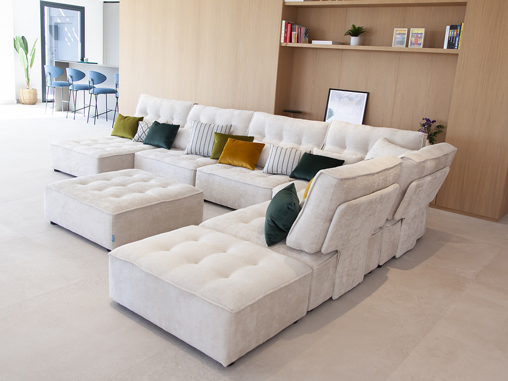 El sofá modular Arianne Love tiene chaiselongue y pufs. Haz tu compra online en Mobel 6000 y personaliza tu rincón top.