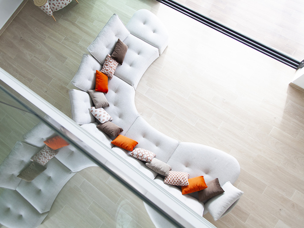 El sofa rinconera moderno Arianne Plus de Fama destaca por su versatilidad. Disfruta un tapizado único con estilo premium.