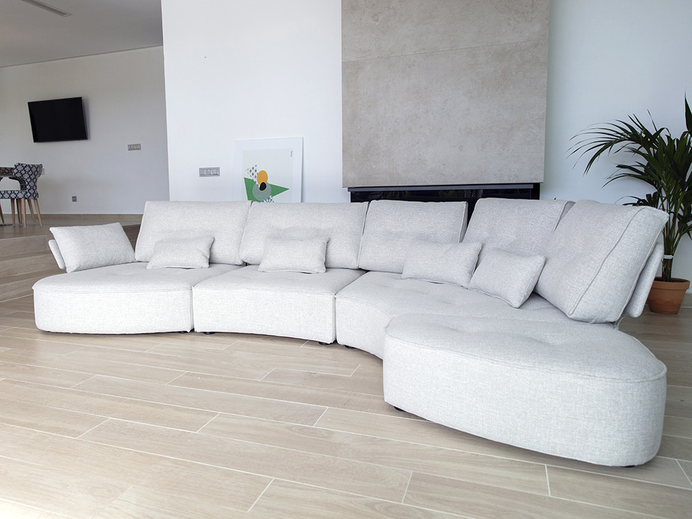 Personaliza cada detalle de tu sofa modular Arianne Plus. Fama ofrece piezas a medida con acabados muy premium.