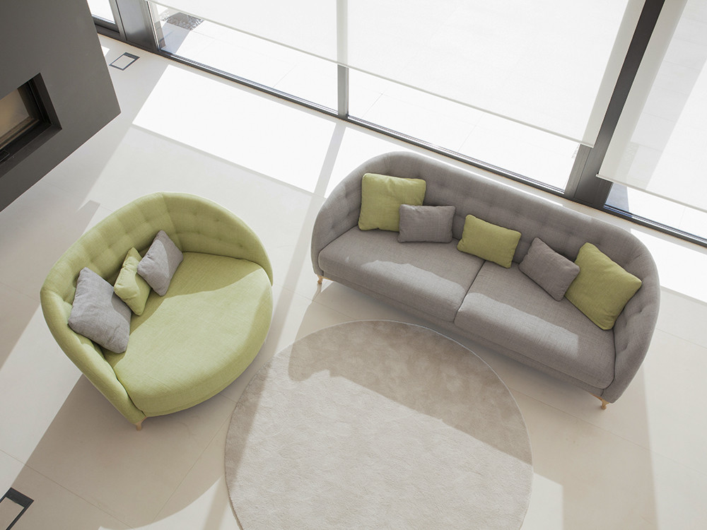 Tu salón lucirá impecable con el sofá Astoria de Fama. Elige tus medidas y disfruta un tapizado con mucho estilo premium.