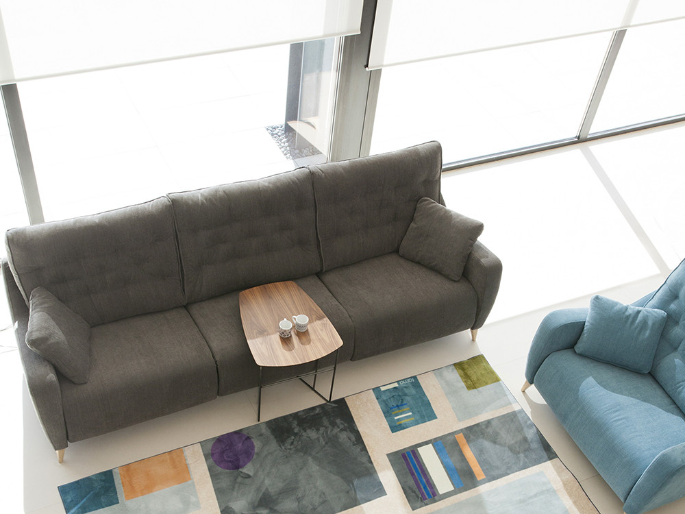 Tu salón lucirá con este sofa relax moderno Sía. Elige entre piel o tejido y disfruta un mecanismo eléctrico premium.