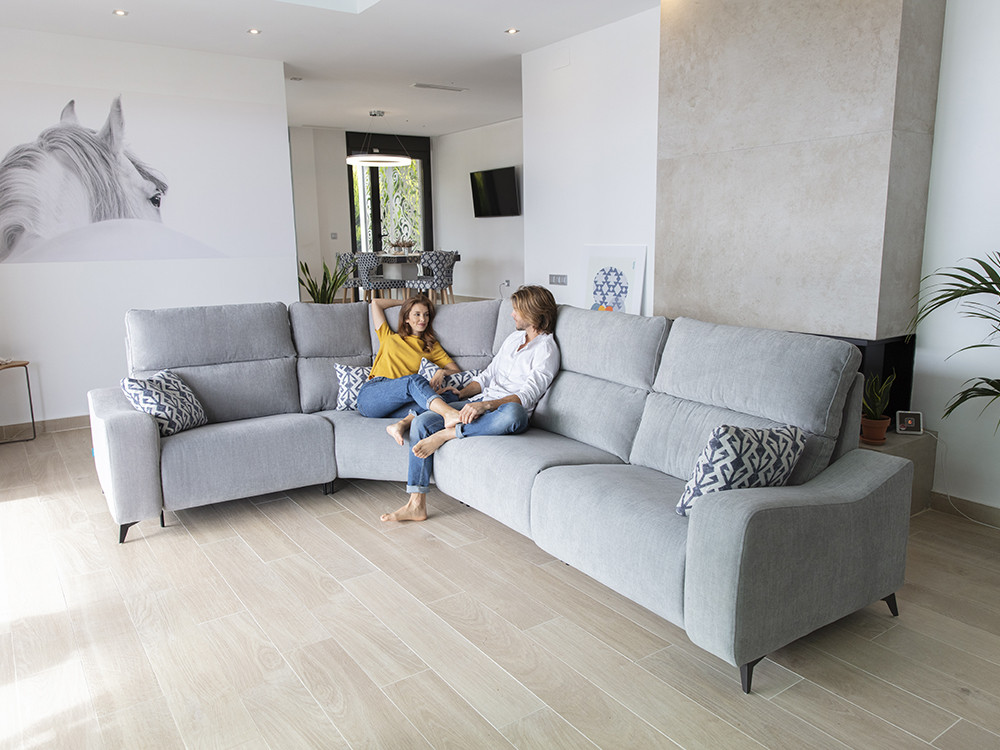 Tu descanso sera mucho mejor con el sofa a medida Axel de Fama. Elige el relax electrico y vive un confort muy premium