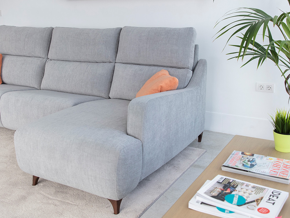 El sofa relax moderno Axel ofrece un respaldo acolchado unico. Personaliza medidas y acabados con la gran calidad Fama