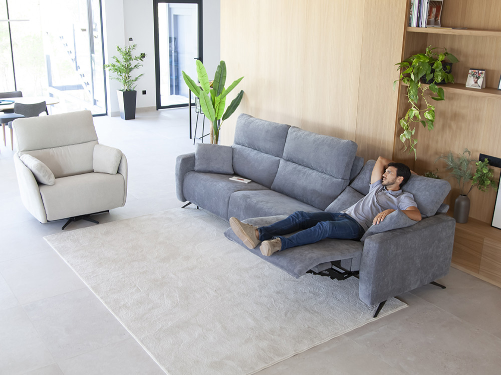 Redefine tu gran salon con el sofa relax electrico Axel. Disfruta un respaldo acolchado y sentada media estilo premium