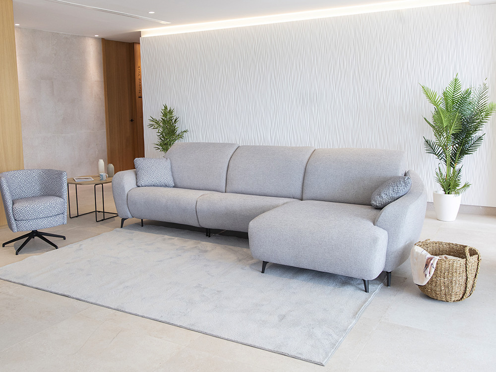El sofá modular esquinero Babylon de Fama es ideal para tu Seismil Studio web. Confort premium y relax personalizado.