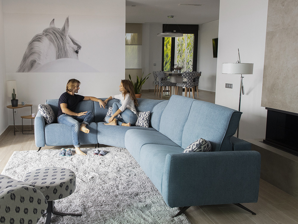 Crea un salón de diseño con el sofa a medida Baltia de Fama y su configuración rinconera con tejidos de estilo premium
