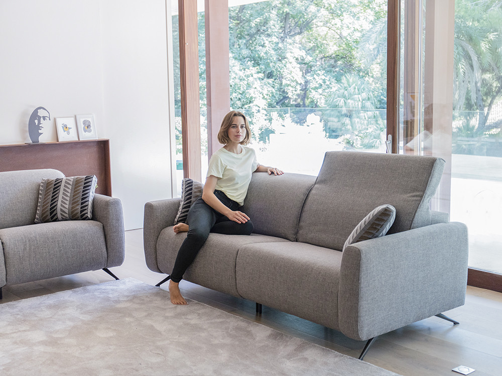 Este sofa relax electrico Baltia ofrece un descanso total. Personaliza tu version de 2 plazas con acabados muy premium.