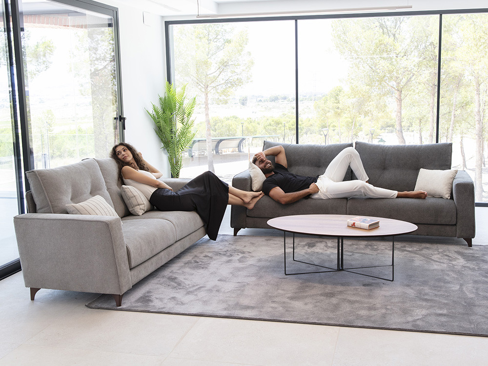 Tu salón destacará con el sofá de tres plazas Bari. Personaliza su diseño con chaiselongue y un tejido premium