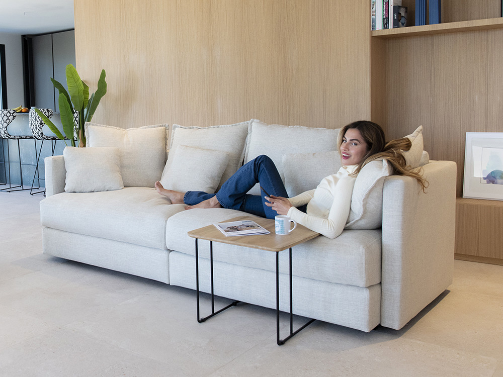 Redefine tu descanso con el modelo Fedra de Fama. Un sofá de lino totalmente personalizable en medidas y estilo premium.