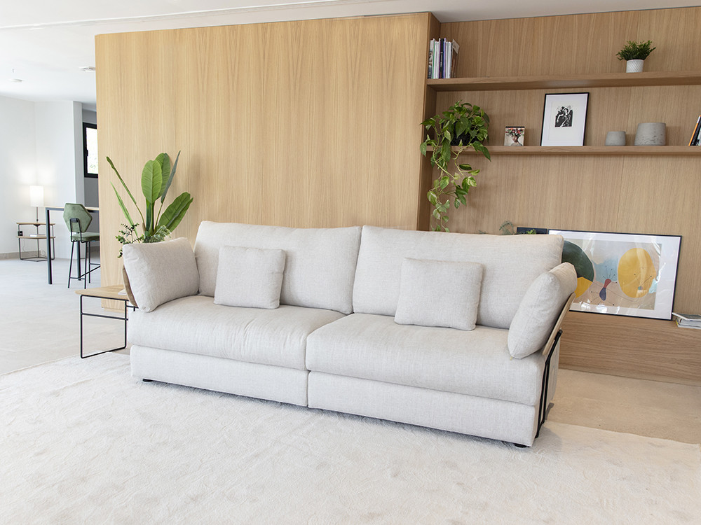 El sofa a medida Héctor se adapta a ti. Fama ofrece elegancia y telas seleccionadas para tu hogar con un acabado muy premium.