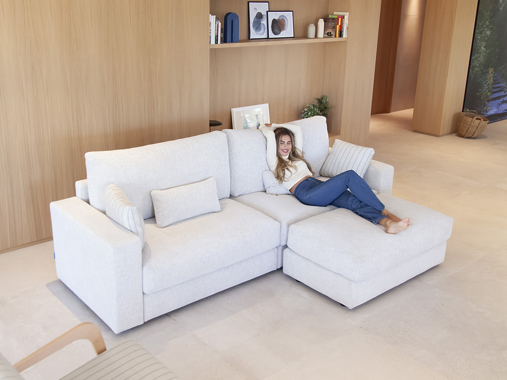 Haz tu compra online en Mobel 6000 del sofa Héctor de Fama. Elige 2 o 3 plazas a medida con tejidos de gran estilo premium.