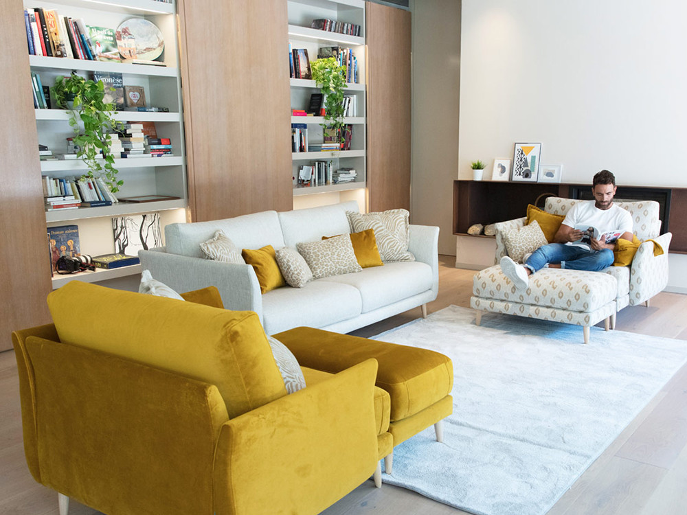 Redefine tu descanso con el sofa de diseño Helsinki de Fama. Personaliza tejidos y medidas con un acabado muy premium