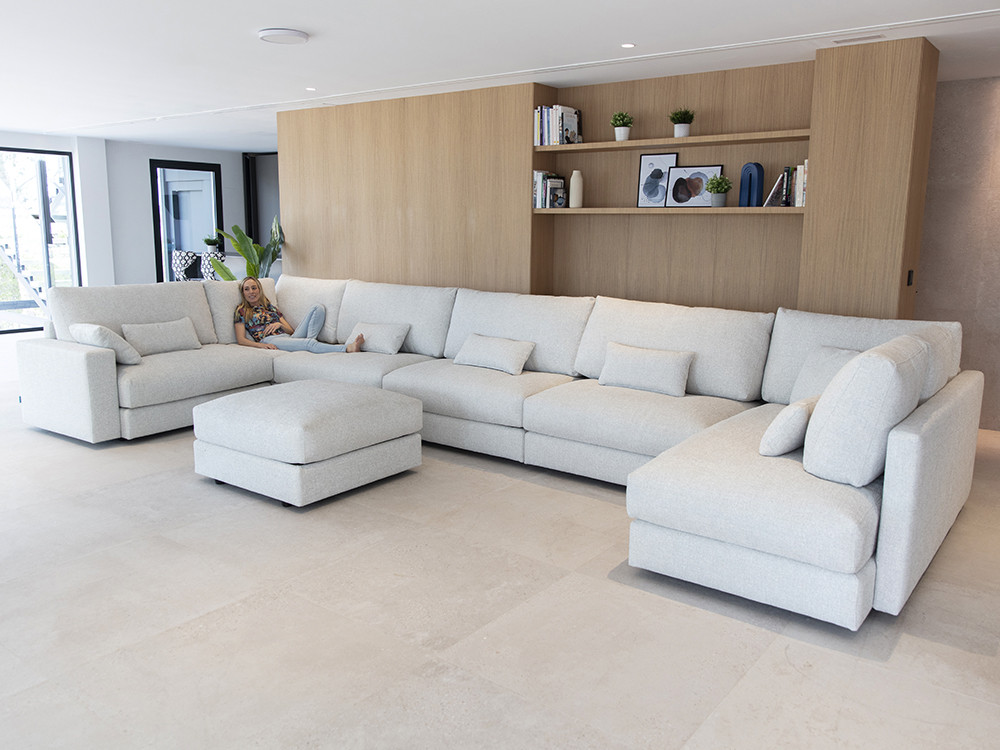 El sofa rinconera moderno Héctor es ideal para tu Seismil Studio web. Elige tus medidas y telas con un confort premium.