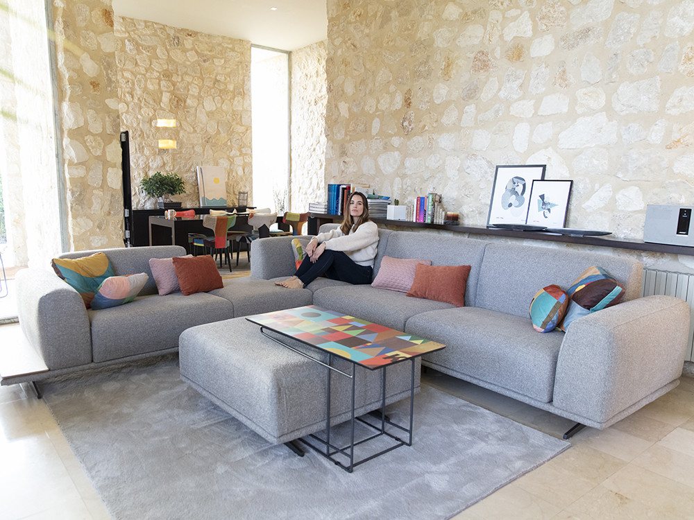 Crea tu sofa a medida con el modelo Klee de Fama. Elige tus medidas y telas favoritas para un salón con diseño muy premium