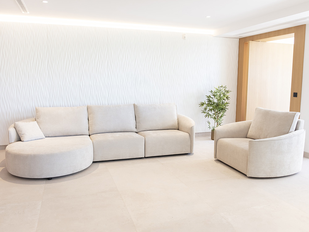 Crea un sofa a medida Nora Curve de Fama. Chaiselongue ideal para tu espacio con un diseño muy premium.