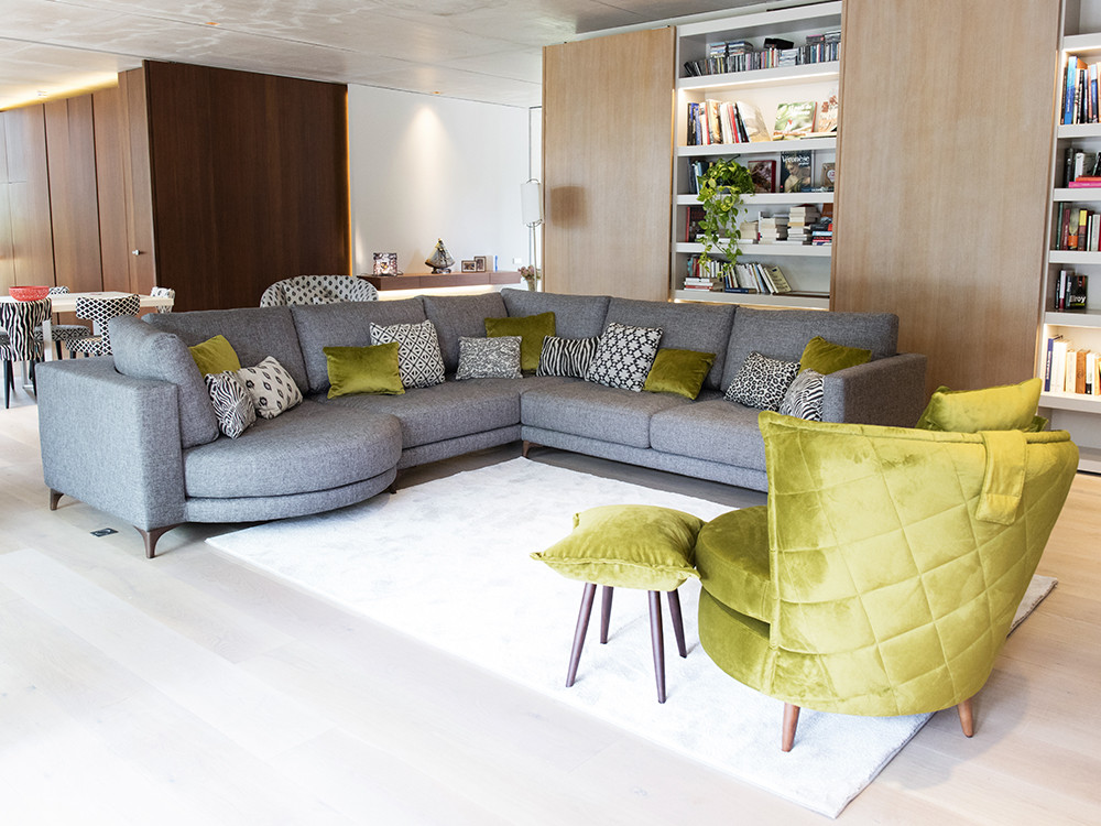 Este sofa de esquina Opera destaca por su elegancia. Personaliza sus medidas y telas para un salón de diseño muy premium.