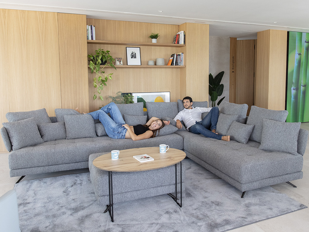 Diseña tu sofa rinconera moderno Pacific de Fama en Mobel 6000 en Madrid. Personaliza medidas y telas muy premium.