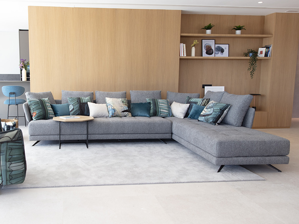 El sofa modular esquinero Pacific de Fama es muy versátil. Personaliza sus medidas y telas con gran acabado premium.