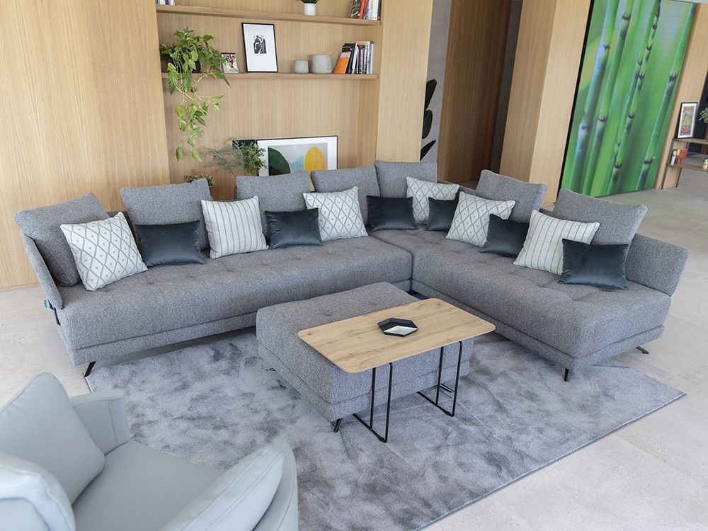El sofa a medida Pacific de Fama luce ideal en Seismil Studio web. Configura medidas y tejidos con confort premium.