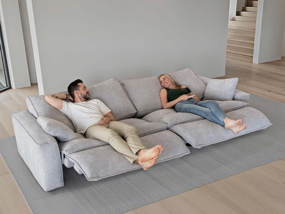 Redefine tu salón con el sofa relax electrico Selene de Fama. Pieza a medida con telas estilo premium que se adaptan a ti.