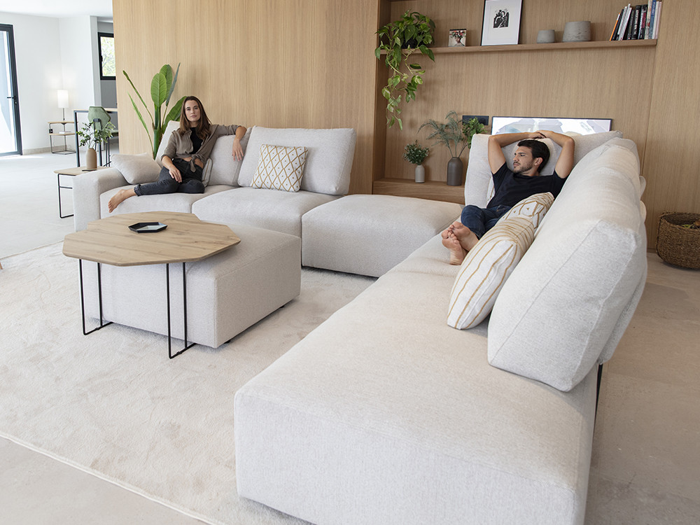 Disfruta los sofas modulares Teseo de Fama. Personaliza medidas y tapizados con un acabado de gran nivel muy premium.
