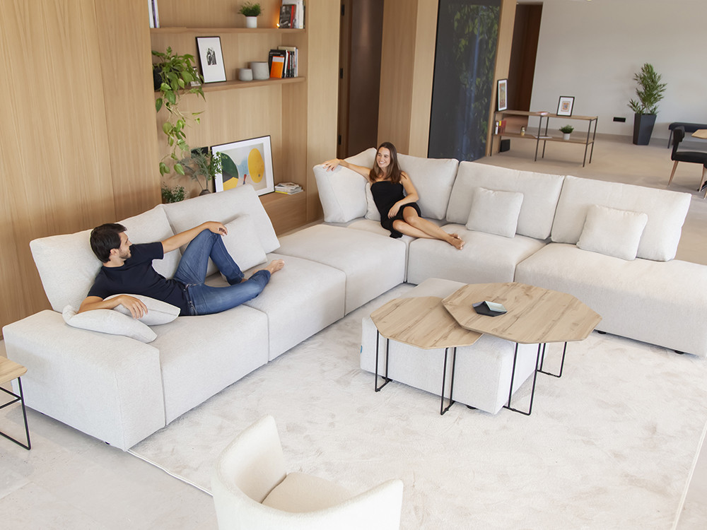 Tu sofa rinconera moderno Teseo es único. Fama diseña piezas a medida con telas seleccionadas y un estilo premium