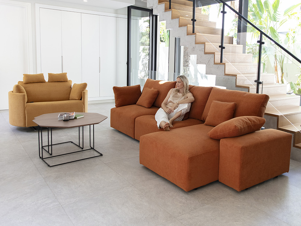 Disfruta los sofas modulares Teseo de Fama. Personaliza medidas y tapizados con chaiselongue y un diseño muy premium.