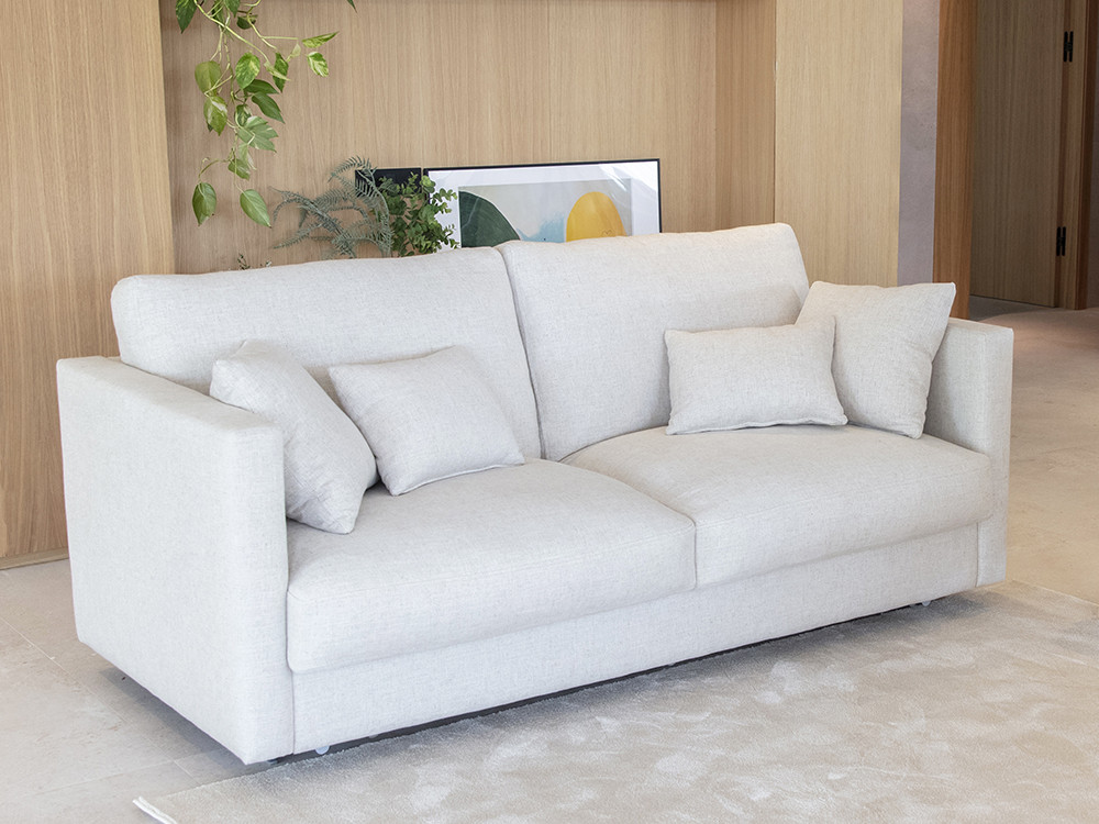 Diseña tu sofa cama de apertura italiana Ravel de Fama en Mobel 6000 en Madrid. Elige medidas y telas con estilo premium.
