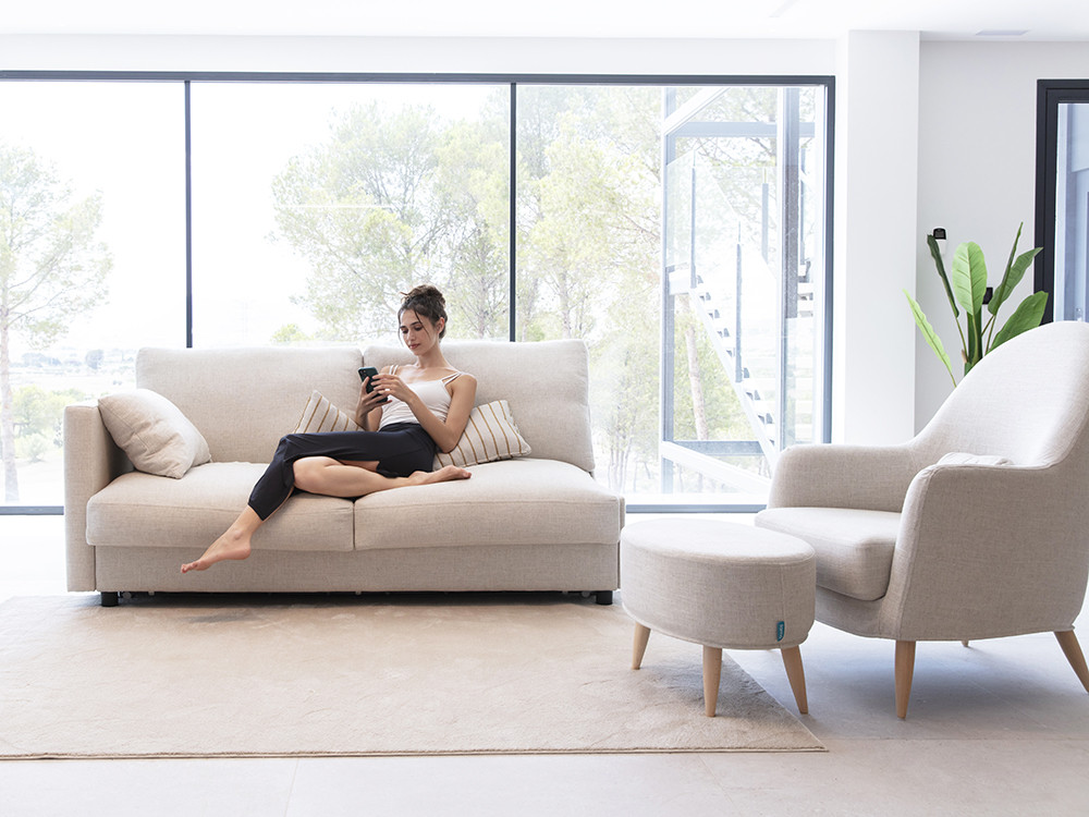 Consigue un sofa a medida Ravel de Fama. Su sistema de apertura italiana y tapizados premium crean una pieza única de diseño.