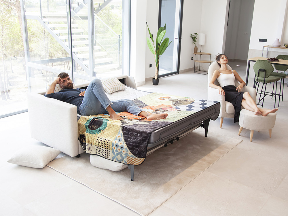 Redefine tu descanso con el sofa cama italiano Ravel. Fama diseña piezas a medida con telas seleccionadas estilo premium.