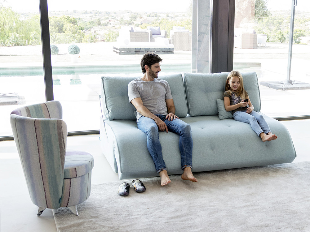 Tu sofa cama de diseño Indy de Fama te espera. Haz tu compra online en Mobel 6000 con sistema click clack estilo premium.