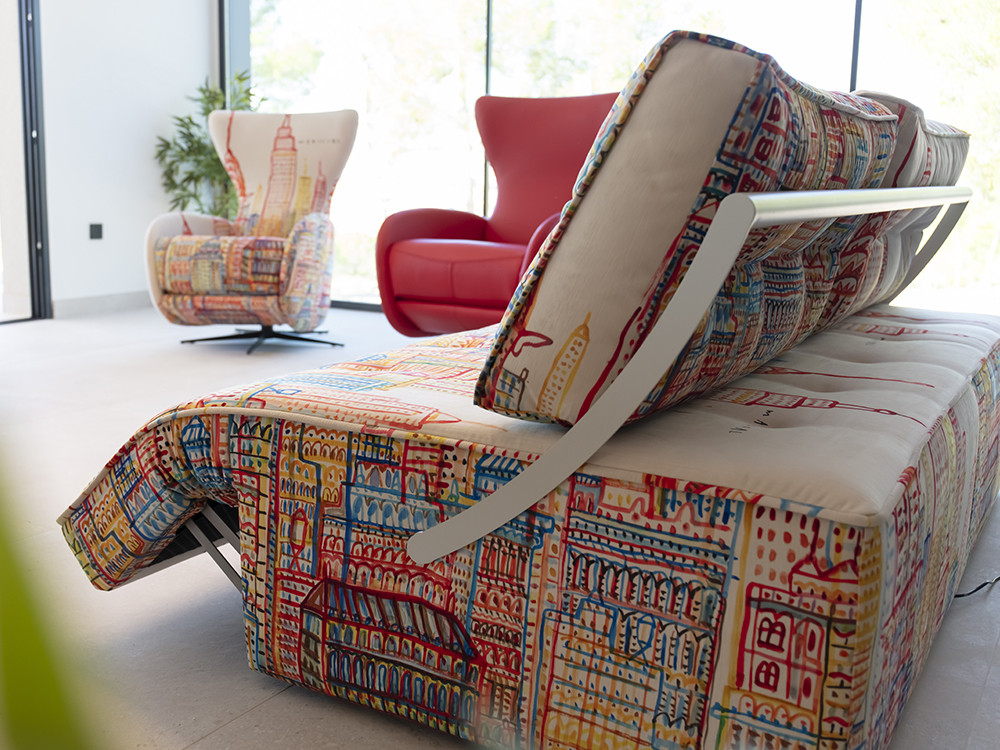 Tu salon luce unico con el sofa cama de diseño Indy de Fama. Dos medidas y apertura electrica con confort de nivel premium.