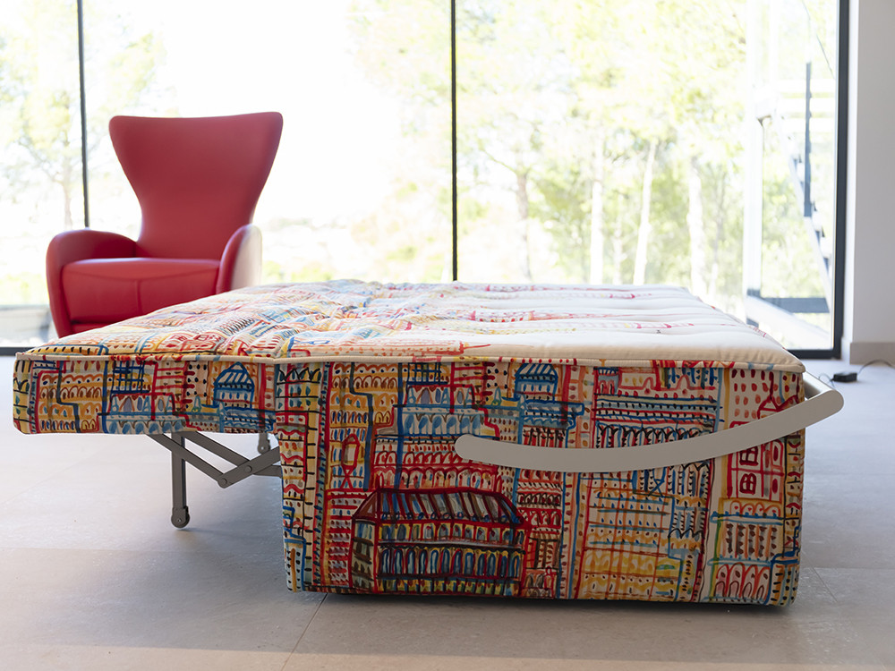Redefine tu descanso con el sofa cama Indy de Fama. Elige tus telas y medidas para una pieza con diseño motorizado premium.