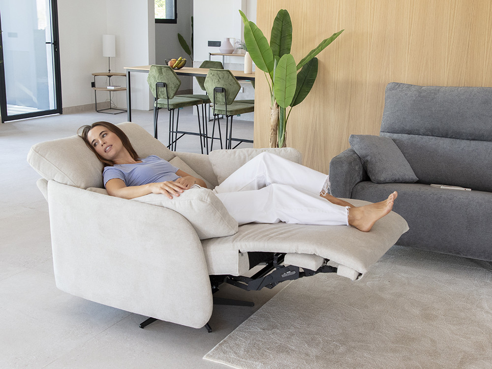 Tu sillon giratorio relax Adan te espera. Haz tu compra online en Mobel 6000 con telas a tu gusto de estilo premium.