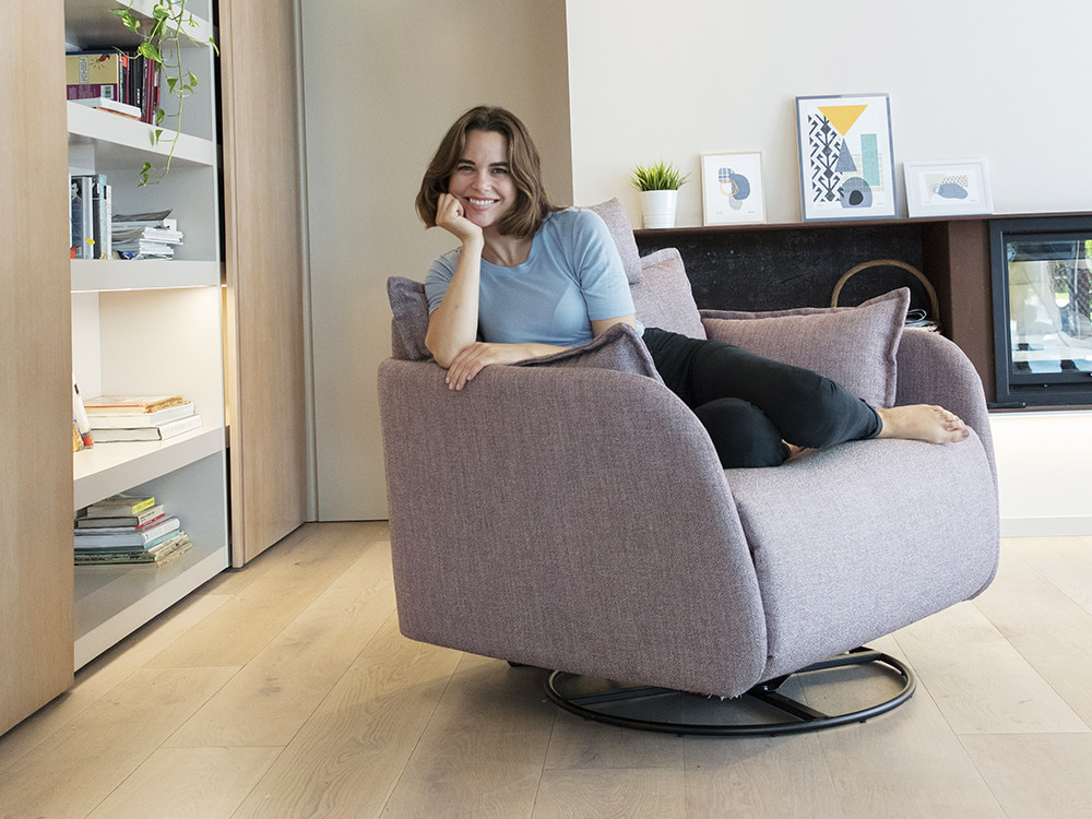 Diseña tu sillon relax giratorio Eva de Fama en Mobel 6000 en Madrid. Escoge tus telas con gran estilo premium