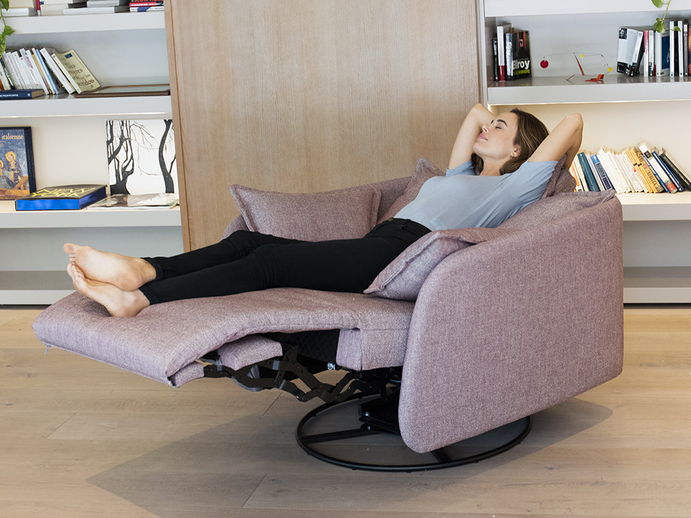Tu sillon giratorio reclinable Eva de Fama te espera. Haz tu compra online en Mobel 6000 con diseño a medida