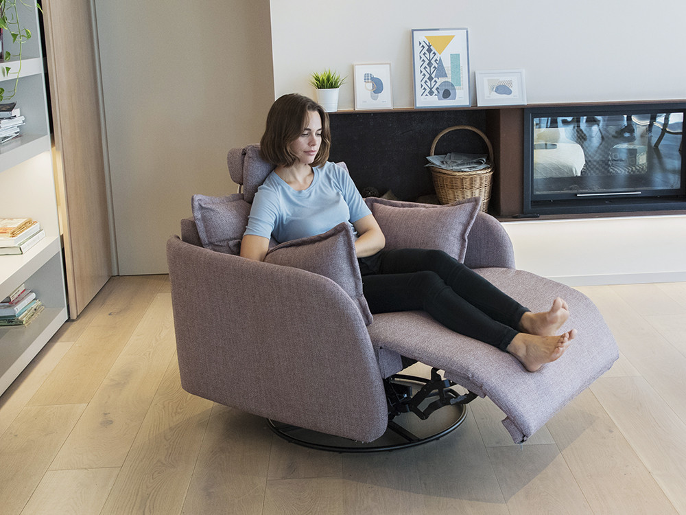 Tu butaca giratoria reclinable Eva de Fama es unica. Personaliza tapizados con telas de calidad y un estilo muy premium.