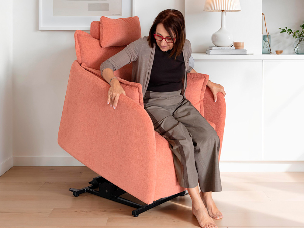Redefine tu descanso con el sillon motorizado Nadia de Fama. El sistema de elevacion y sus telas son muy premium