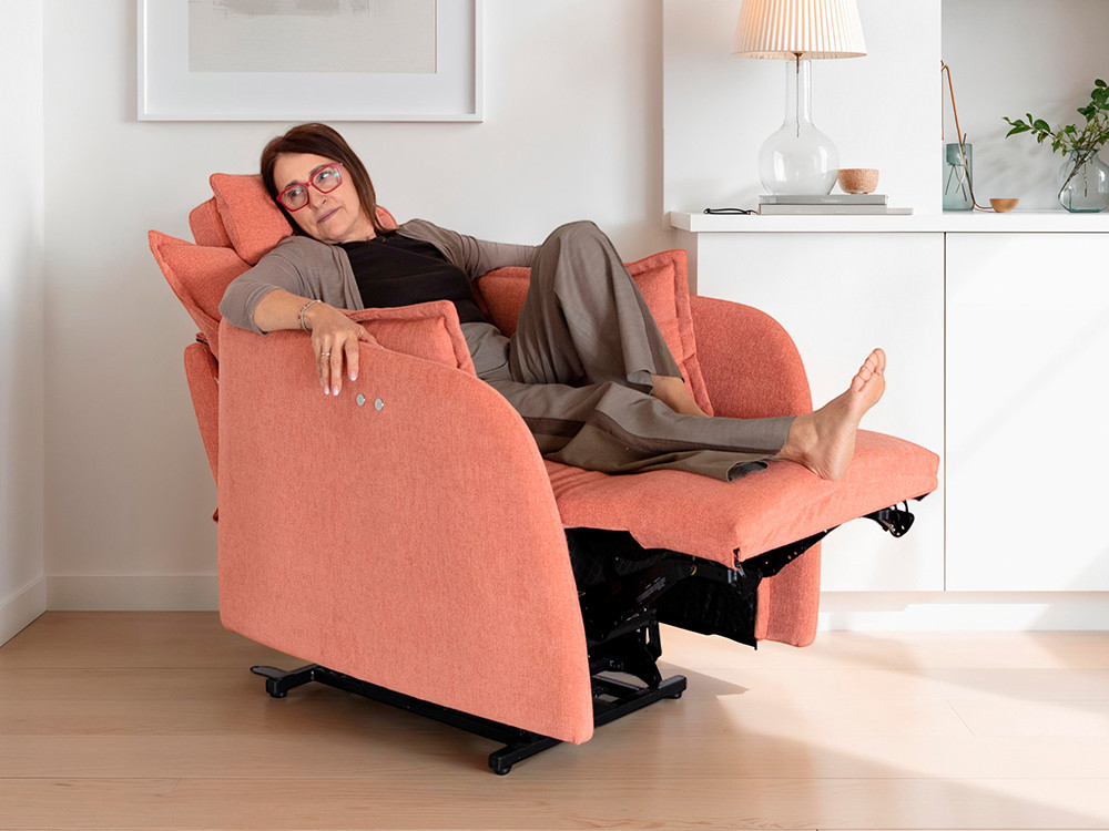 Disfruta el gran confort del sillon elevador Nadia. Fama ofrece tejidos seleccionados y sistema electrico estilo premium.