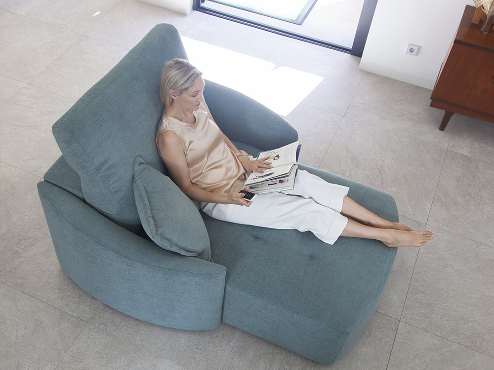 Redefine tu descanso con el sillon relax electrico Paradis Moon de Fama. Su asiento deslizante ofrece un acabado premium.